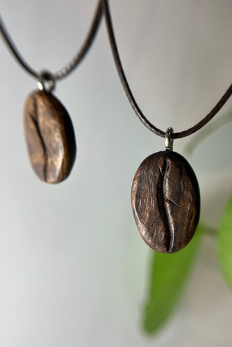 گردنبند دستساز چوبی با طرح دانه قهوه، ساخته شده در کارگاه ملورینا