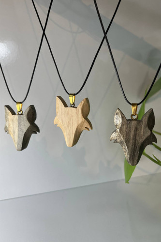 گردنبند دستساز چوبی با طرح سر گرگ، ساختهشده از چوب طبیعی در کارگاه ملورینا