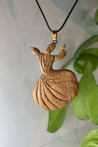 گردنبند دستساز چوبی با طرح رقص سماع، ساختهشده از چوب طبیعی در کارگاه ملورینا