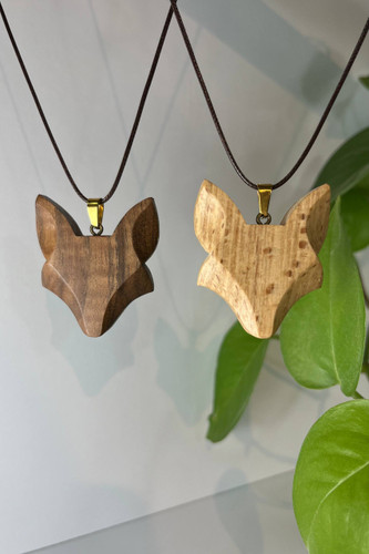 گردنبند دستساز روباه ساختهشده از چوب طبیعی