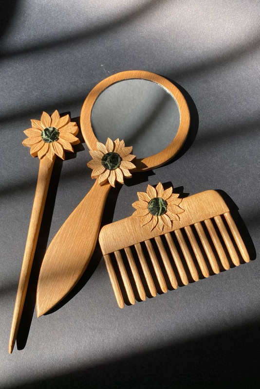 ست سه تیکه آینه، شانه و کانزاشی چوبی دست ساز با تزئین گل آفتابگردان و سنگ مارسنگ