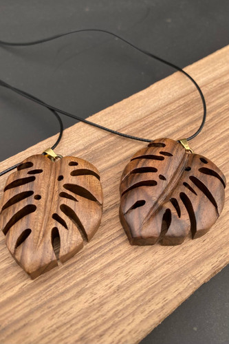 گردنبند دستساز چوبی با طرح برگ انجیری، ساختهشده از چوب طبیعی در کارگاه ملورینا