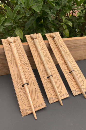 کانزاشی چوبی دستساز با طرح قلب کوچک در بالا، ساخته شده از چوب طبیعی، اکسسوری مو مینیمال و طبیعی