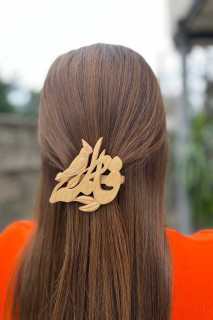 گلسر چوبی دستساز با اسم فاطمه و طرح عروس هلندی، ساخته شده از چوب ون (زبان گنجشک) طبیعی، اکسسوری مو سفارشی