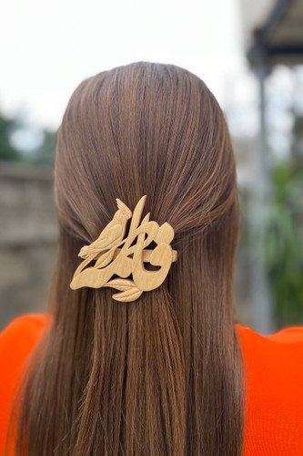 گلسر چوبی دستساز با اسم فاطمه و طرح عروس هلندی، ساخته شده از چوب ون (زبان گنجشک) طبیعی، اکسسوری مو سفارشی