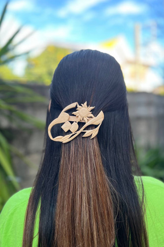 گلسر چوبی دستساز با اسم مریم، طرح پرنده و خورشید، ساخته شده از چوب ون (زبان گنجشک) و چوب عناب طبیعی، اکسسوری مو سفارشی