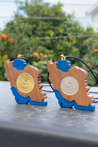 گردنبند چوبی دستساز با طرح نقشه ایران و سکه شاهنشاهی در مرکز، ساخته شده در کارگاه ملورینا