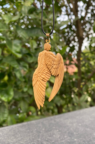 گردنبند چوبی بال فرشته دستساز با بند مشکی، نماد حفاظت، آزادی و معنویت